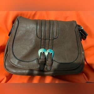 Comfortable bag ideal for going out. Its color is brown.
